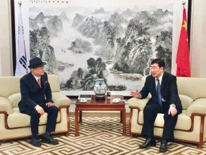 驻韩中国大使馆邢海明大使会见韩国艾多美朴韩吉会长