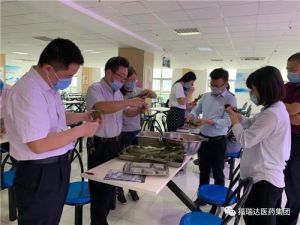 福瑞达医药集团举行“粽香端午”包粽子活动