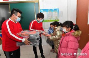 日照安利志愿者给14名贫困儿童送去新年礼物