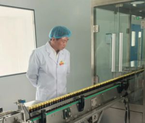 康美来余春富在霍山云湶谷工厂抓新产品生产