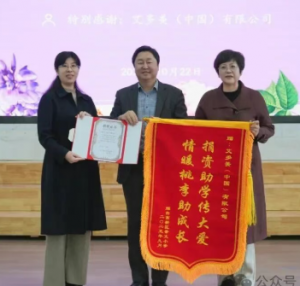 艾多美向烟台高新区崇文小学捐赠4万余元桌椅