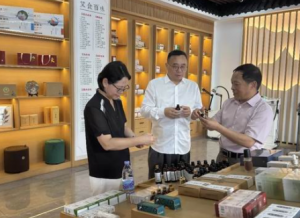 聚焦康养 炎帝董事长带队参访李时珍国灸集团